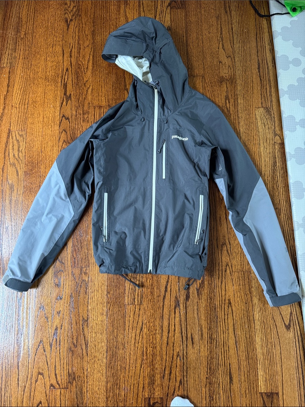 Patagonia Men's Two-Tone Gray & Light Gray Raincoat